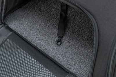 Trixie Airplane Bag Gate Black – Flugzeugtasche für Haustiere 45×28×25 cm